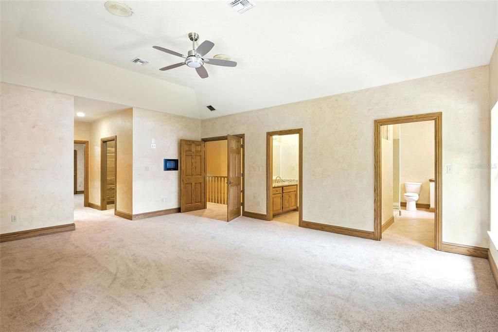 Bathroom, Empty room, Interior, Recessed Lighting