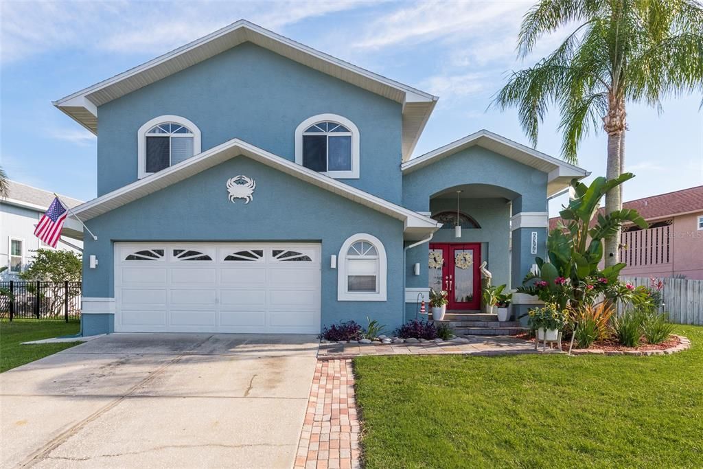 Attached, Exterior, Facade, American Craftsman