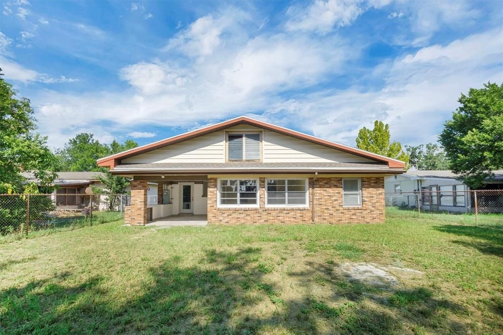 Backyard, Exterior, Facade, Brick Facade, Ranch