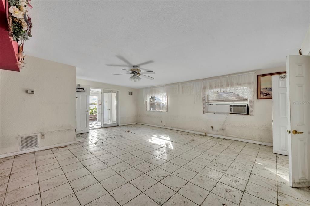Empty room, Interior