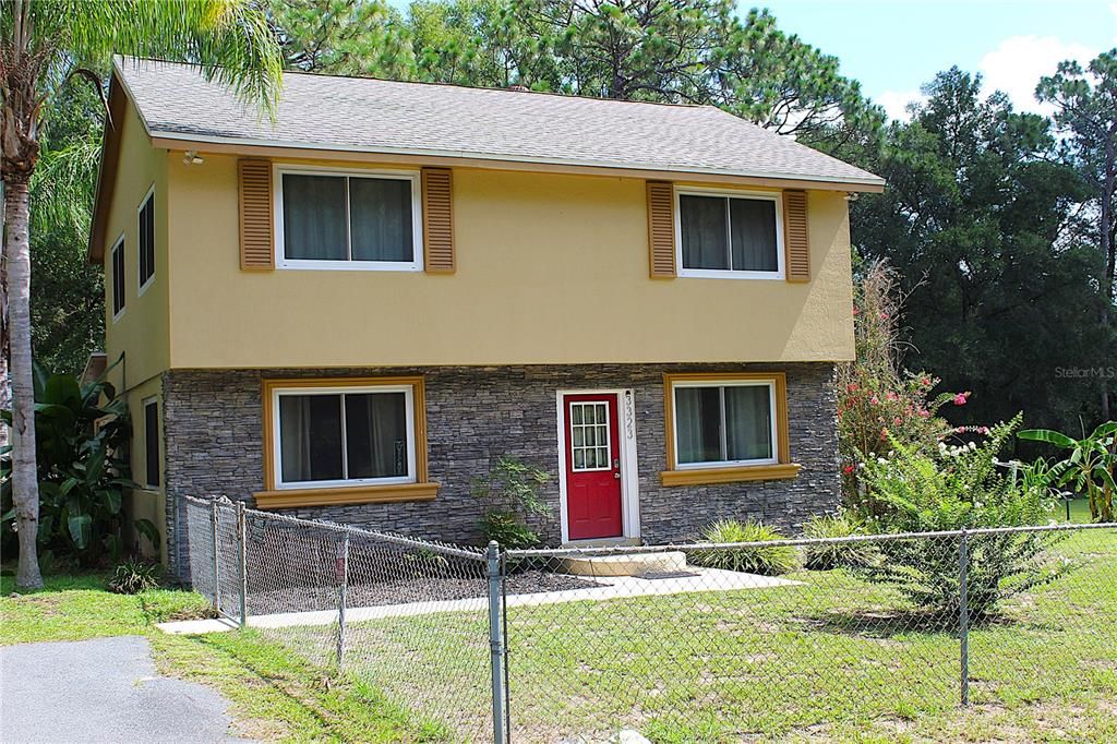 Exterior, Facade, Split Level