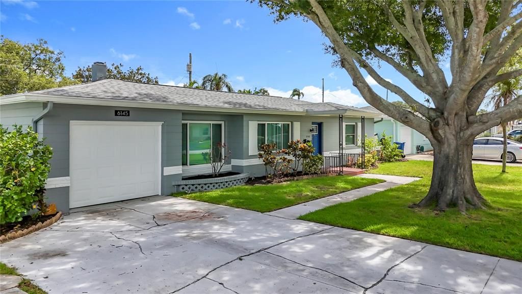 Attached, Exterior, Facade, Ranch