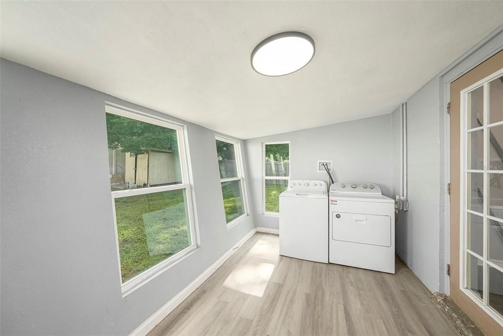 Interior, Washer, Wood Texture Flooring