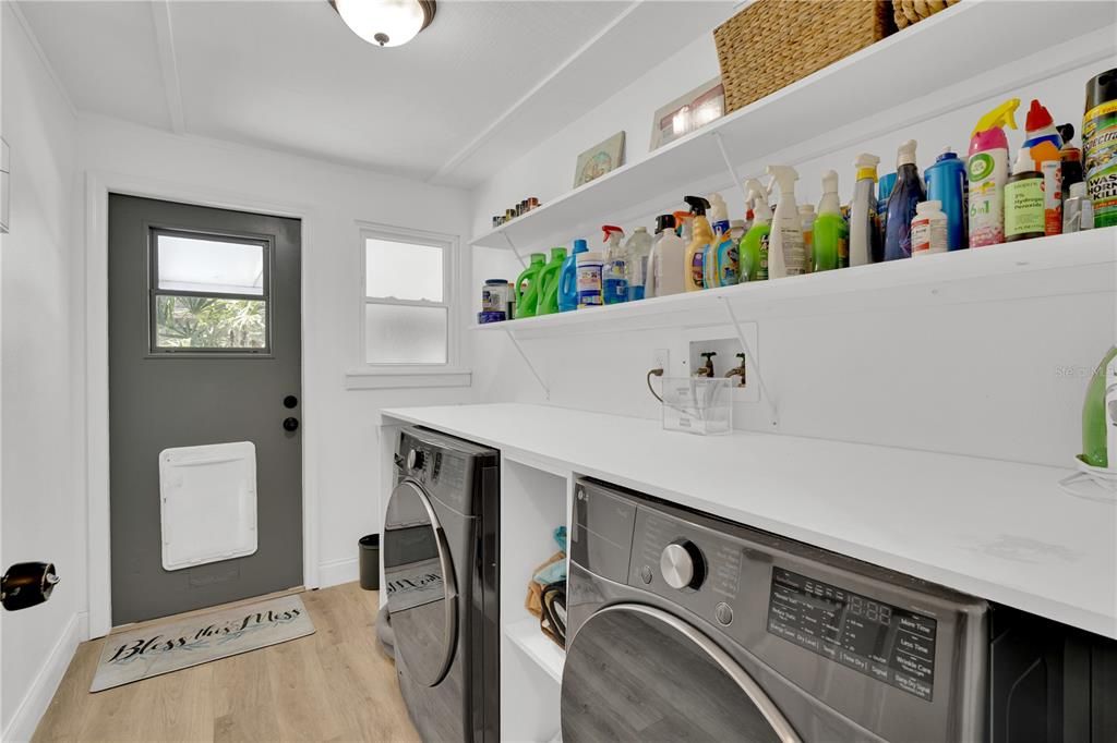Interior, Utility Closets, Washer, Wood Texture Flooring