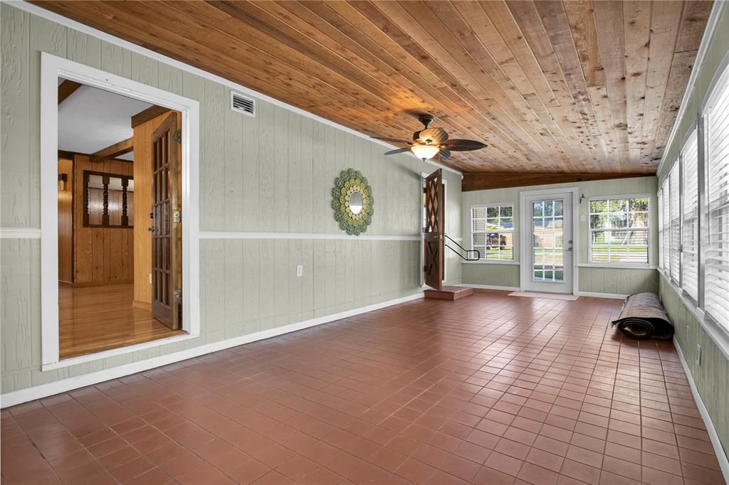 Empty room, Interior, Wooden Ceilings