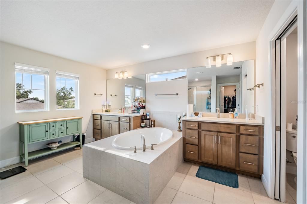 Bathroom, Dual Sink Vanities, Interior, Recessed Lighting
