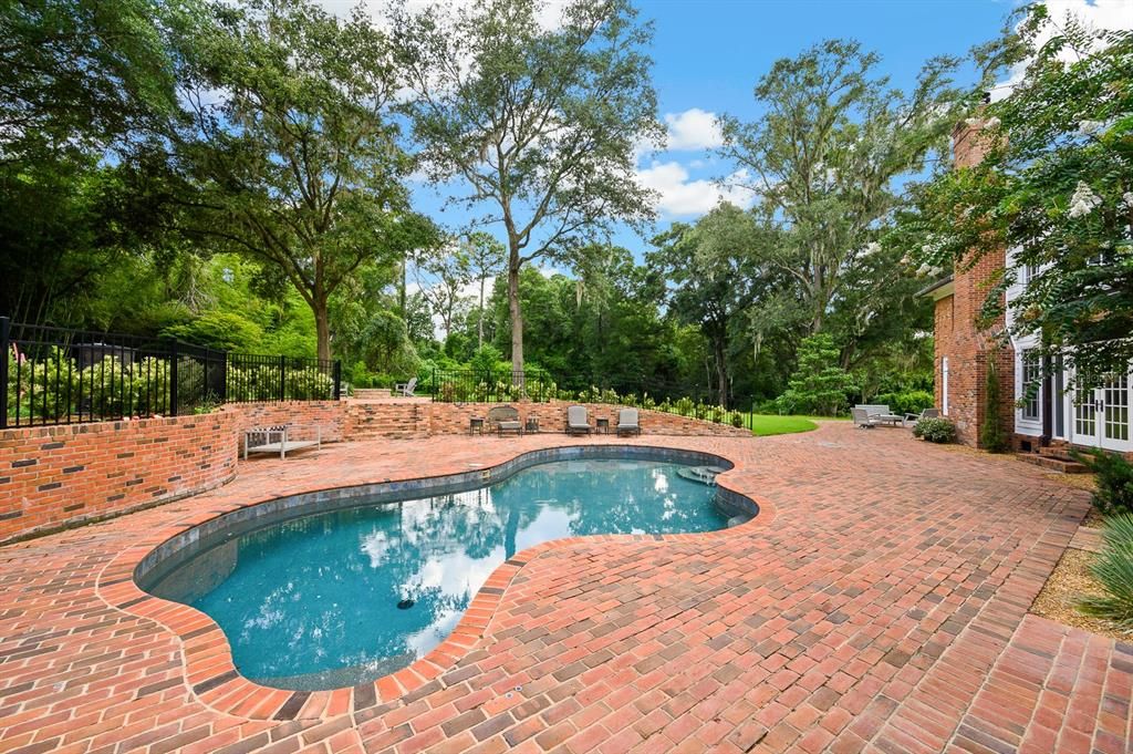 Exterior, Pool