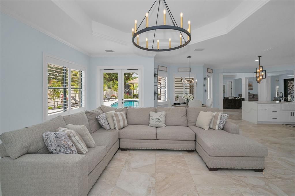 Chandelier, Dining room, Interior, Living room, Pendant Lights