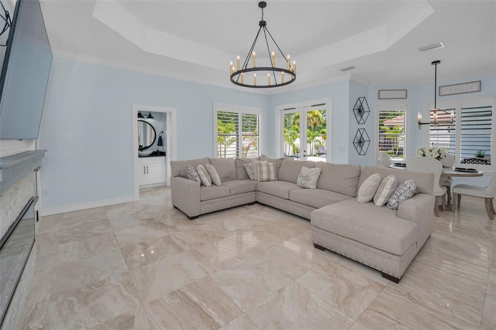 Chandelier, Dining room, Interior, Living room, Pendant Lights