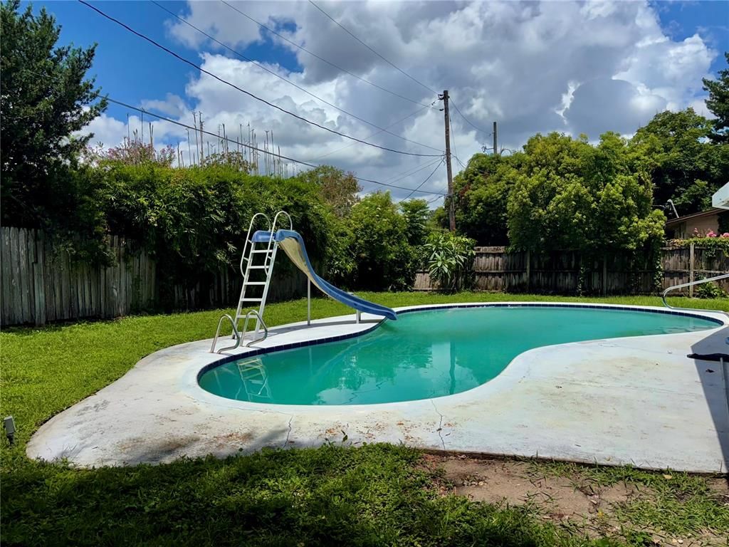 Exterior, Playground, Pool