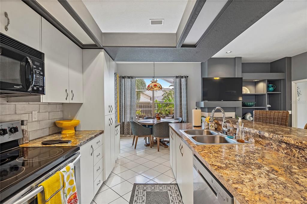 Dining room, Interior, Kitchen, Pendant Lights, Recessed Lighting, Stainless Steel Appliances