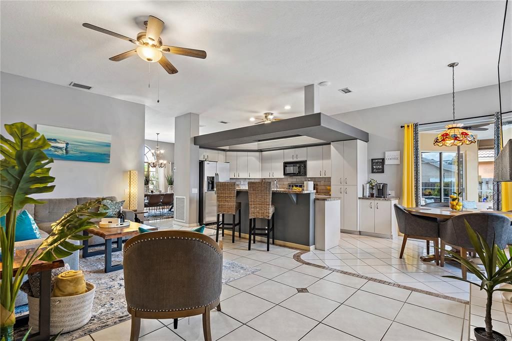 Chandelier, Dining room, Interior, Kitchen, Pendant Lights, Stainless Steel Appliances