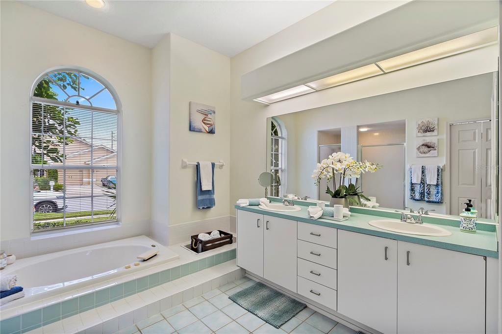 Bathroom, Dual Sink Vanities, Interior, Recessed Lighting