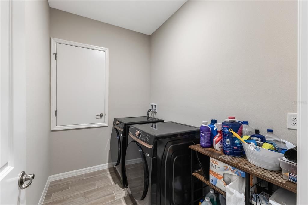 Interior, Washer, Wood Texture Flooring