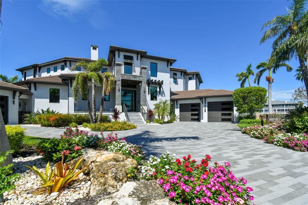 Attached, Exterior, Facade, Mediterranean