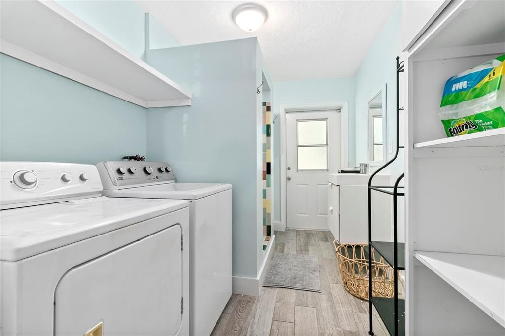Interior, Utility Closets, Washer, Wood Texture Flooring