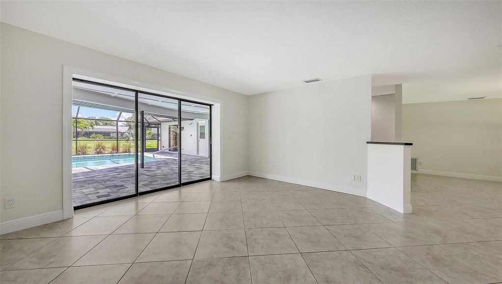 Empty room, Interior