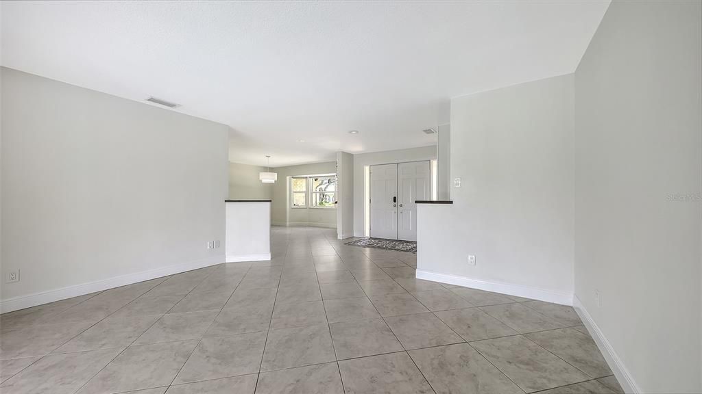 Empty room, Interior