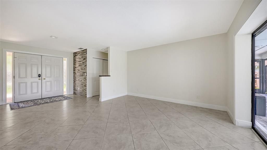 Empty room, Interior