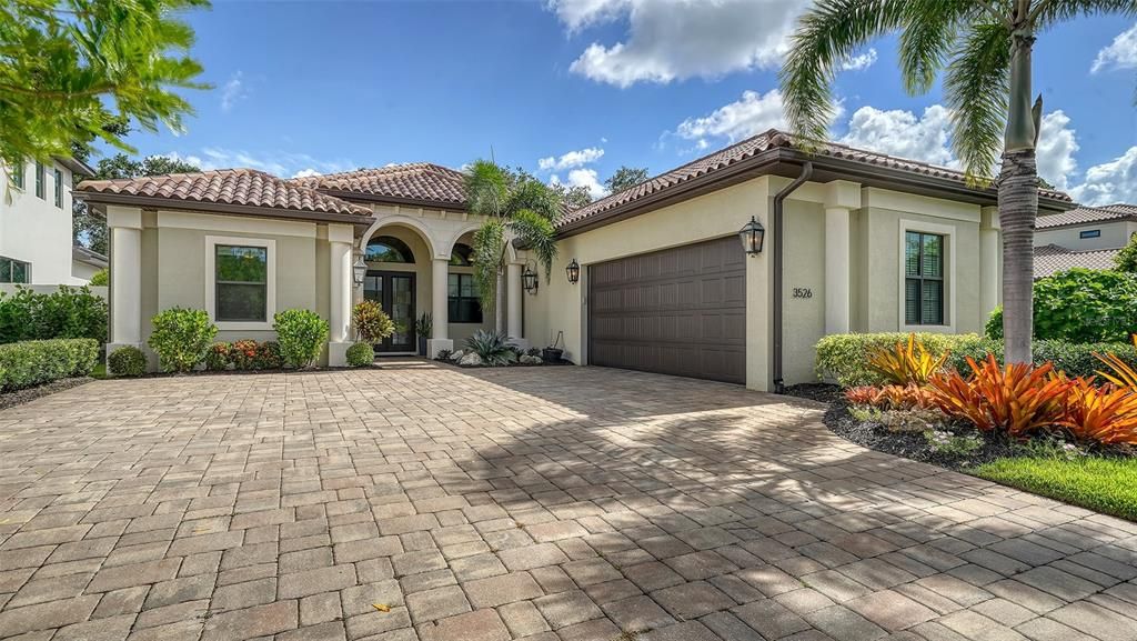Attached, Exterior, Facade, Mediterranean
