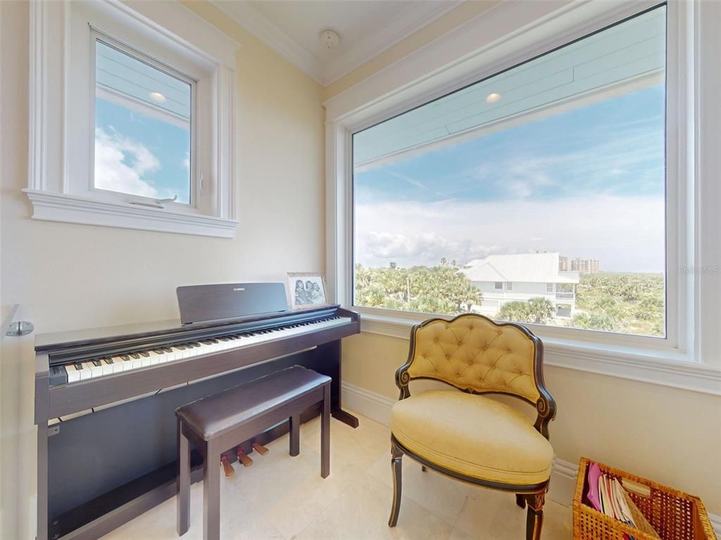 Interior, Piano