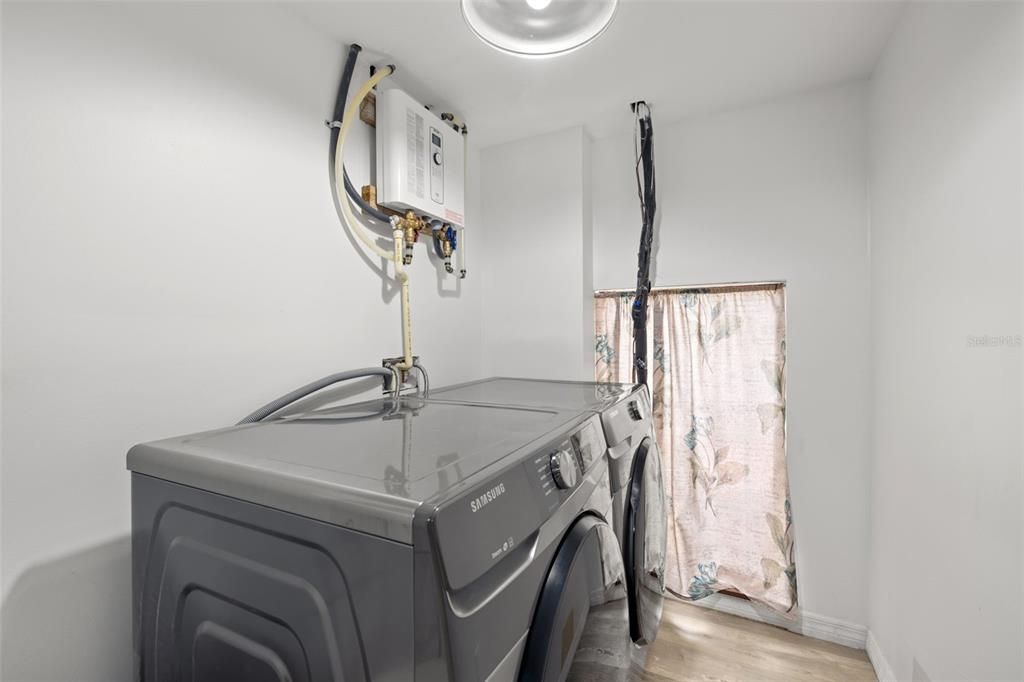 Interior, Washer, Wood Texture Flooring