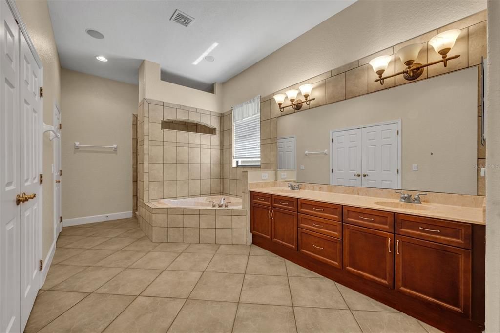 Bathroom, Dual Sink Vanities, Interior, Recessed Lighting