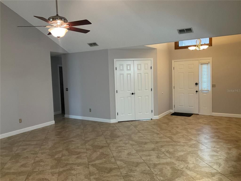 Empty room, Interior