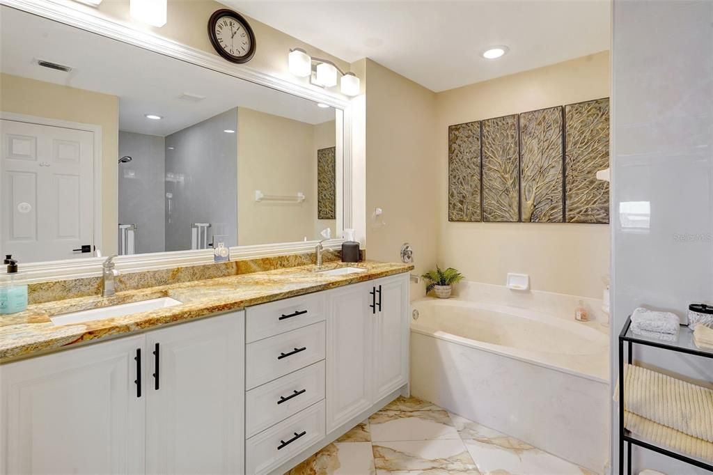 Bathroom, Dual Sink Vanities, Interior, Recessed Lighting