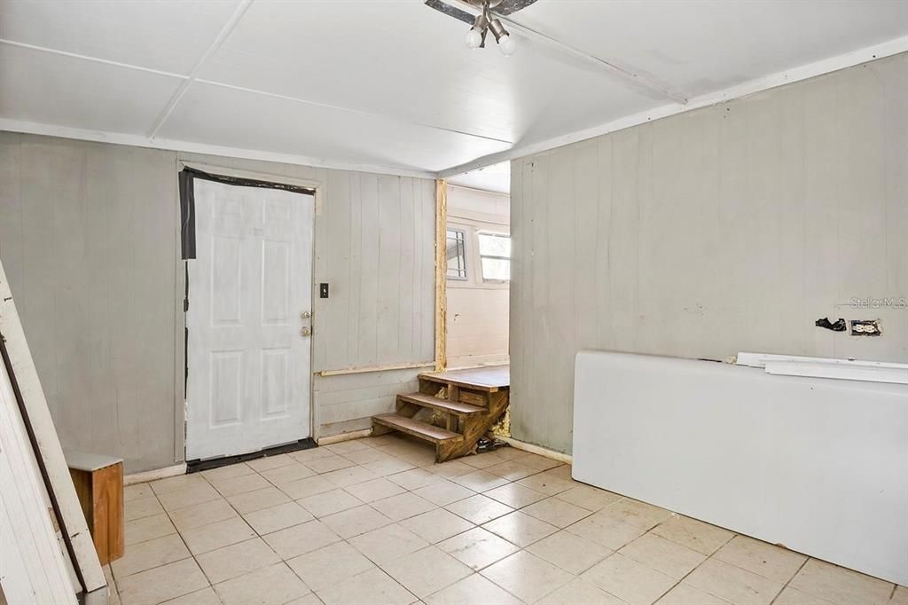 Empty room, Interior