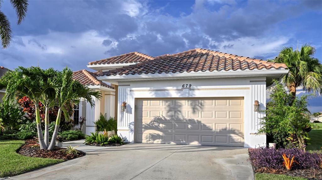 Attached, Exterior, Facade, Mediterranean
