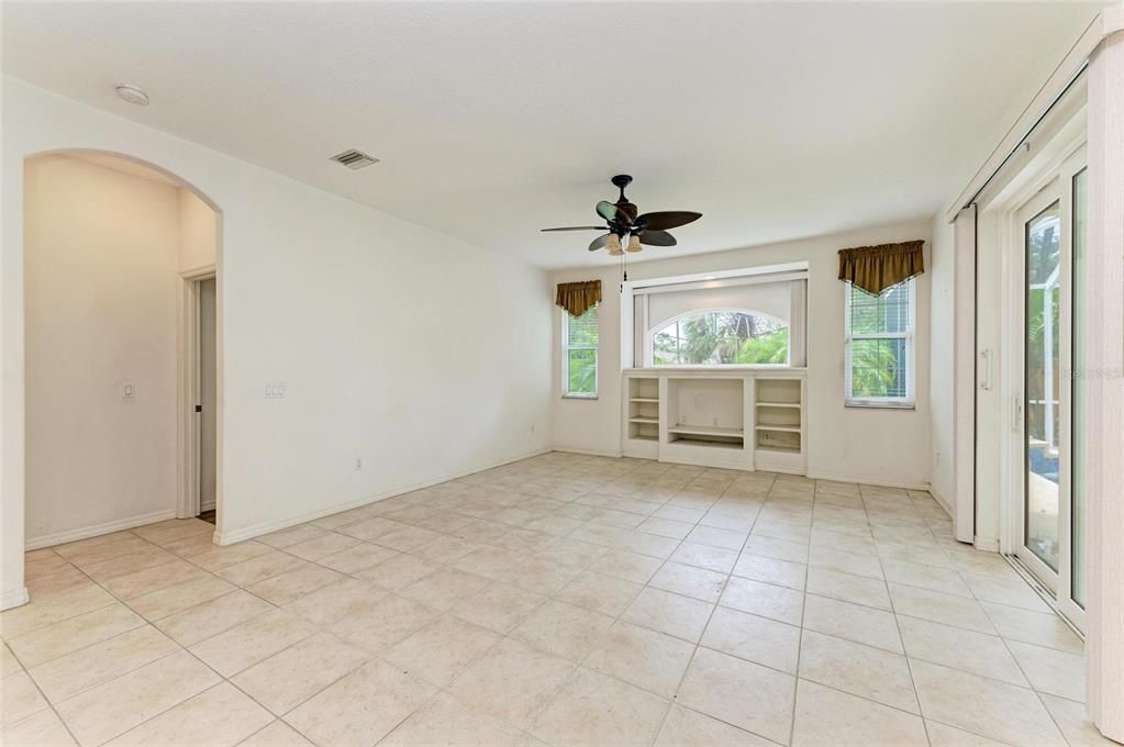 Empty room, Interior