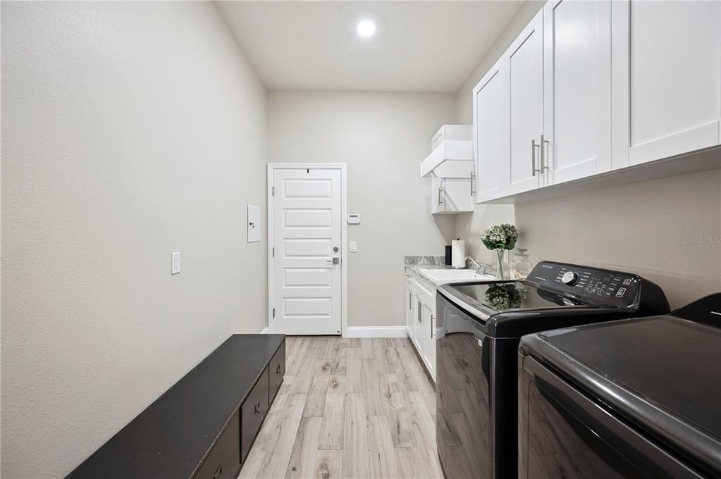 Interior, Recessed Lighting, Washer, Wood Texture Flooring