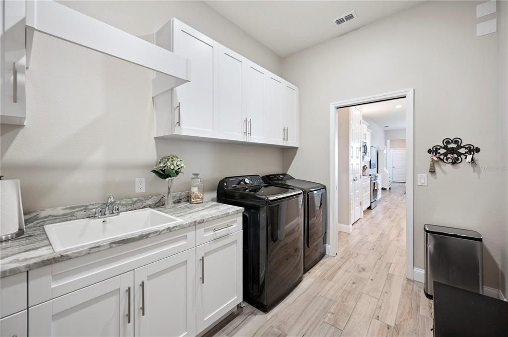 Interior, Recessed Lighting, Washer, Wood Texture Flooring