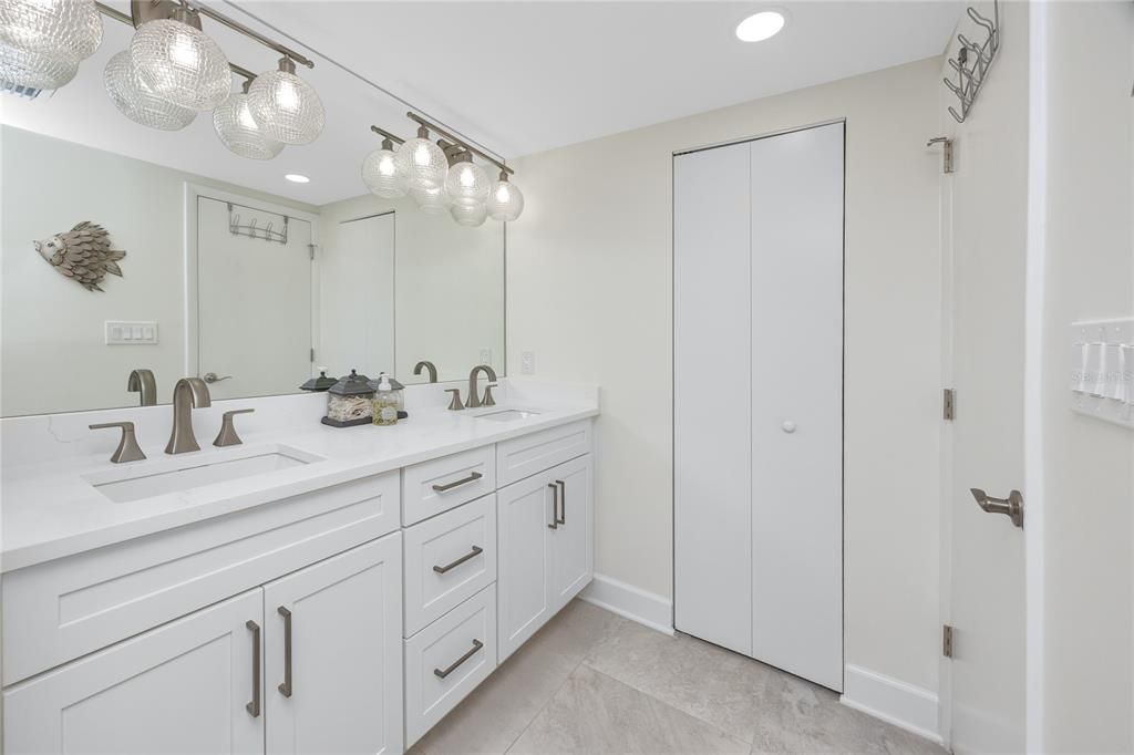 Bathroom, Dual Sink Vanities, Interior, Recessed Lighting