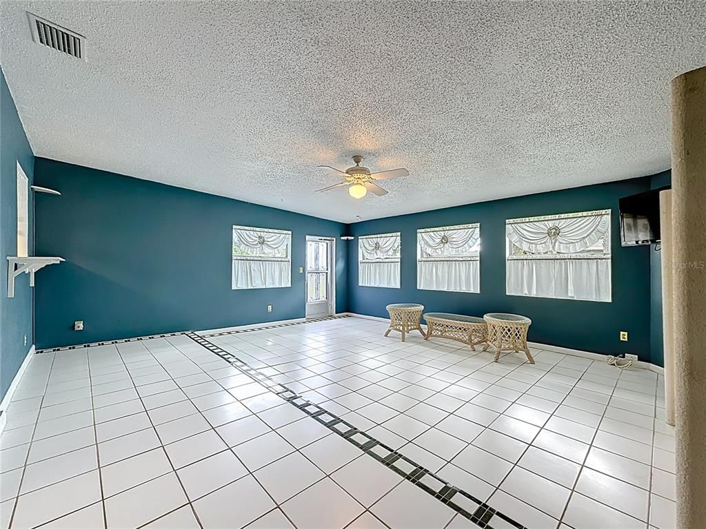 Empty room, Interior