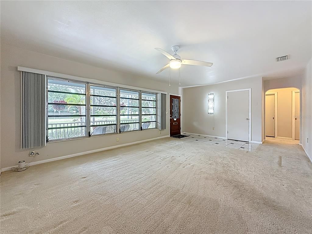 Empty room, Interior