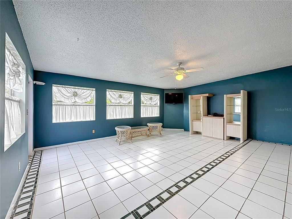 Empty room, Interior