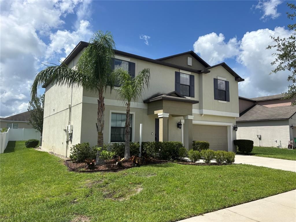Attached, Exterior, Facade, Modern