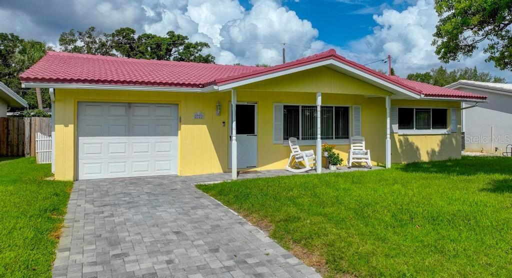 Attached, Exterior, Facade, Ranch