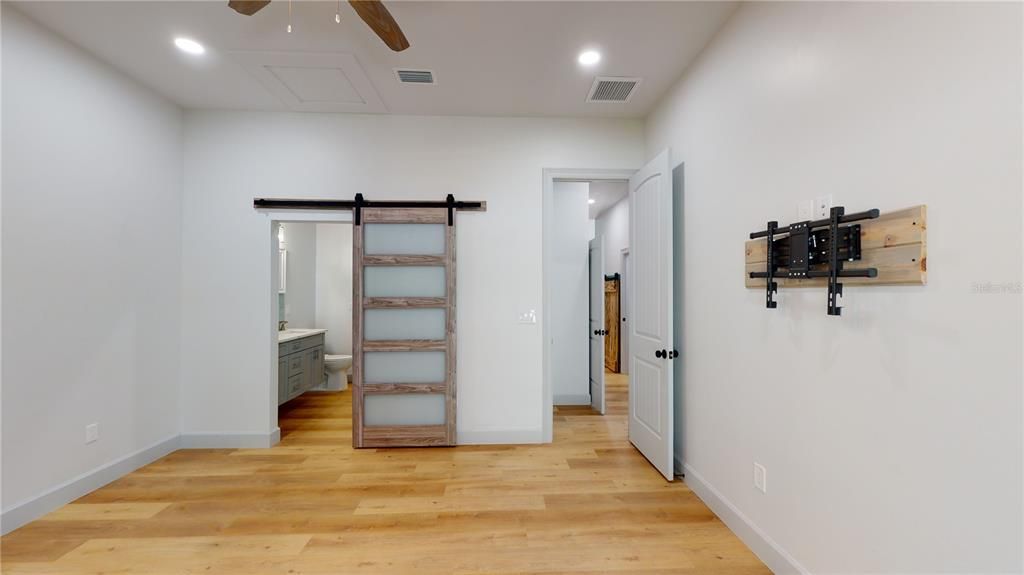 Interior, Recessed Lighting, Wood Texture Flooring