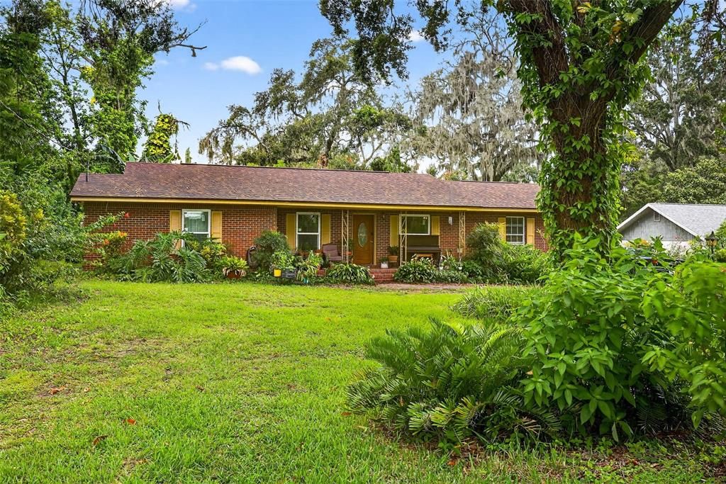 Backyard, Exterior, Facade, Brick Facade, Ranch