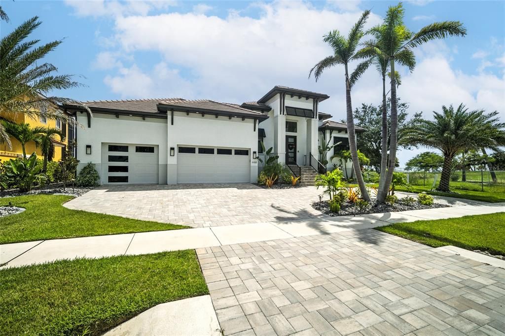 Attached, Exterior, Facade, Mediterranean