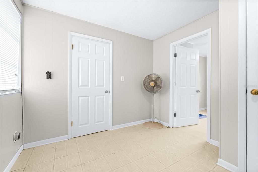 Empty room, Interior