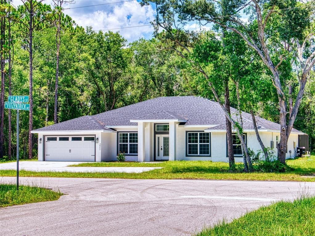 Attached, Exterior, Facade, Ranch