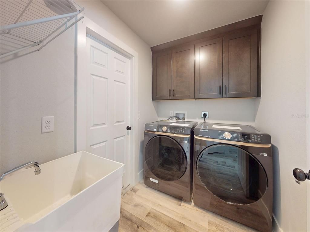 Interior, Washer, Wood Texture Flooring