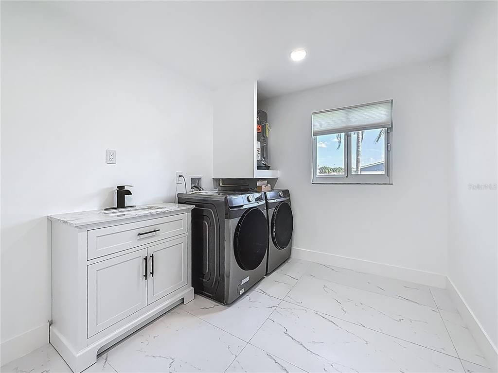 Interior, Marble, Recessed Lighting, Washer