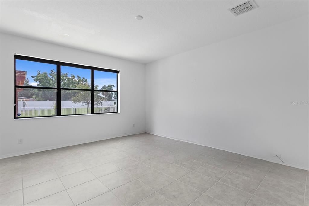 Empty room, Interior