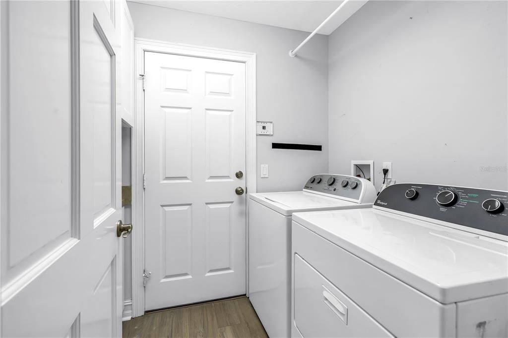 Interior, Washer, Wood Texture Flooring