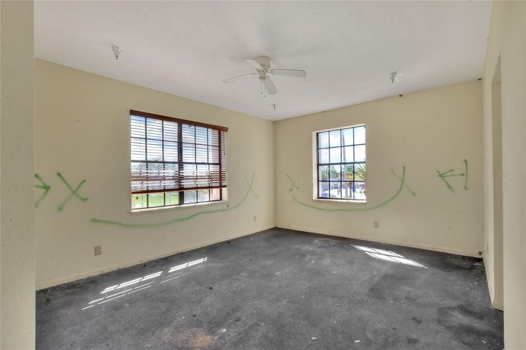 Empty room, Interior